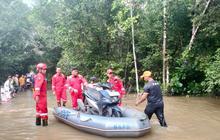 BPBD Belitung Sigap Lakukan Evakuasi Banjir, Belasan Kendaraan Terjebak di Membalong
