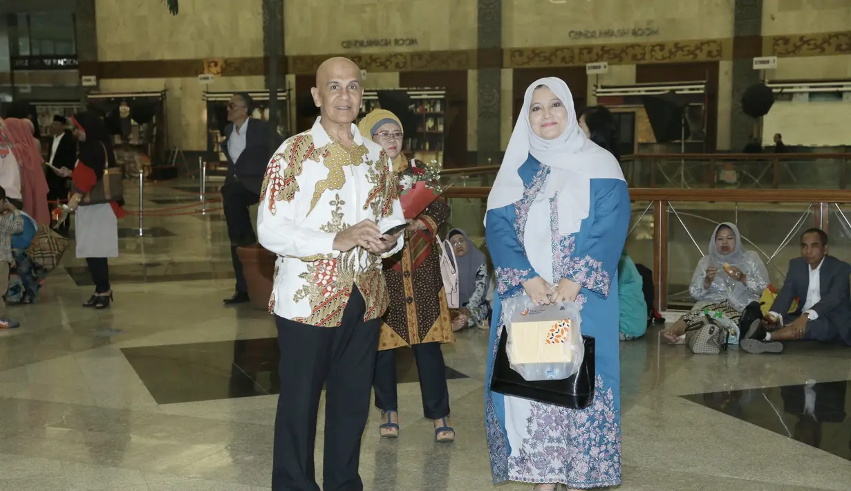 Wisuda Shireen Sungkar digelar di Plenary Hall Jakarta Convention Center Senayan, Jakarta Pusat, pada Senin (3/4/2017). Dalam acara itu juga dihadiri oleh suami, Teuku Wisnu dan kedua orangtuanya. (Galih W. Satria/Bintang.com)