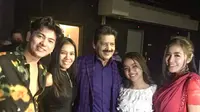 Penyanyi Bollywood Udit Narayan bersama Putri DA dan Vina Fan (Foto: Instagram vinavinafan)