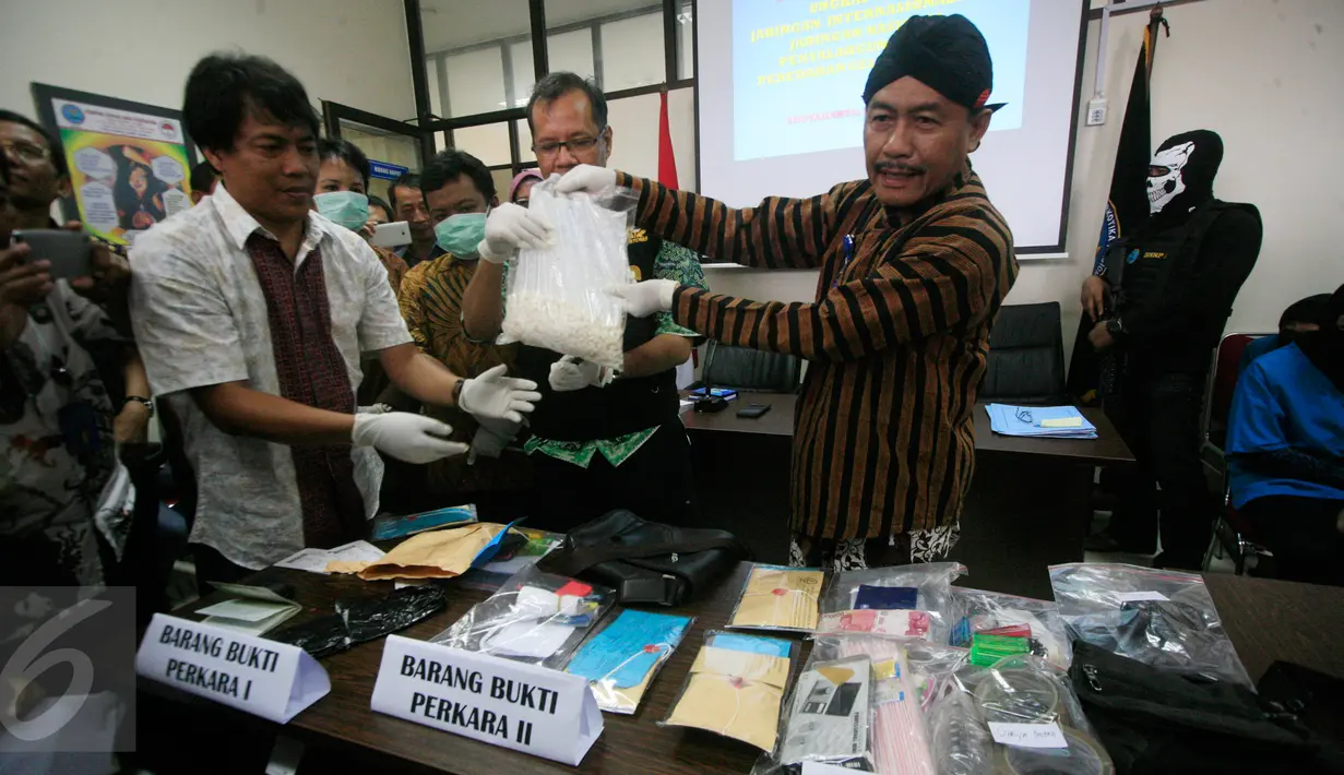 Kepala BNNP DIY, Kombes Pol Soetarmono menunjukan barang bukti sabu pada gelar perkara kasus narkoba di BNNP DIY, Jumat (15/4/2016). Petugas berhasil mengamankan tujuh tersangka dan seorang WN Afrika dalam empat TKP yang berbeda. (Foto: Boy Harjanto)
