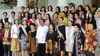 Presiden Jokowi menerima kedatangan Yayasan Putri Indonesia di Istana Kepresidenan. (Merdeka.com/ Intan Umbari Prihatin)