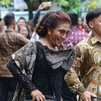 Menteri Kelautan dan Perikanan Susi Pudjiastuti juga menjadi salah satu Menteri yang menyaksikan akad nikah Kahiyang Ayu dan Bobby Nasution. Ia tiba sekitar pukul 08.00 dengan menumpang mobil RI 40. (Adrian Putra/Bintang.com)