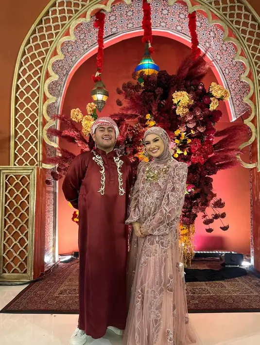 King Nassar bergaya ala pria Arab dengan gamis merah dan sorban di kepalanya. {@kingnassar88]