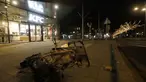 Skuter yang terbakar tergeletak di trotoar di luar restoran cepat saji yang hancur sebagai protes terhadap jam malam nasional di Rotterdam, Belanda, Senin (25/1/2021). Mulai 23 Januari, jam malam dimulai di Belanda dari pukul 21.00 hingga 04.30 untuk mengendalikan COVID-19. (AP Photo/Peter Dejong)