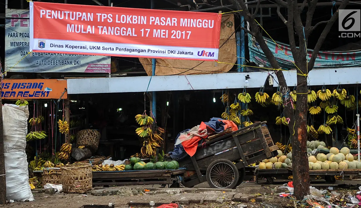 Spanduk penutupan tempat pembuangan sampah (TPS)  terpasang di depan Lokbin Pasar Minggu, Jakarta, Jumat (19/5). TPS lokbin Pasar Minggu ditutup karena pada 22 Mei mendatang, Lokbin di Blok C Pasar Minggu akan diresmikan. (Liputan6.com/Yoppy Renato)