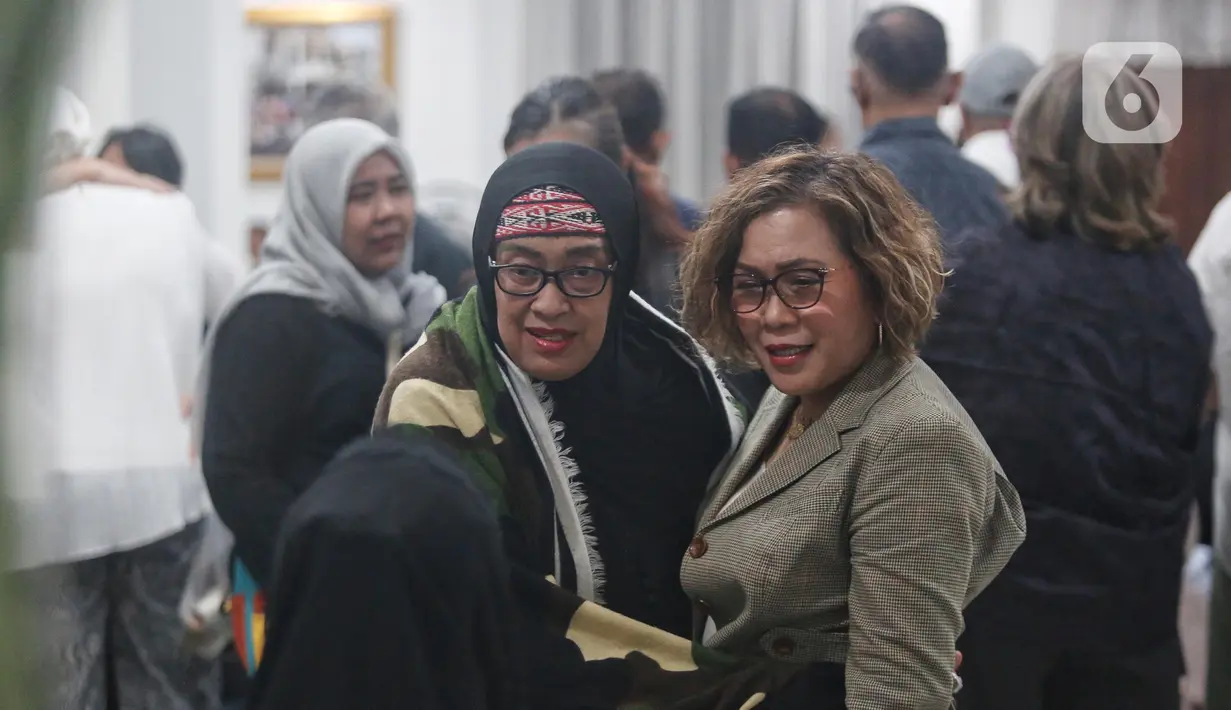 Direktur Programing Surya Citra Media (SCM), Harsiwi Achmad (kanan) saat melayat di rumah duka pesohor legendaris Titiek Puspa di kawasan Pancoran, Jakarta Selatan, Kamis (10/4/2025) malam. (Liputan6.com/Angga Yuniar)