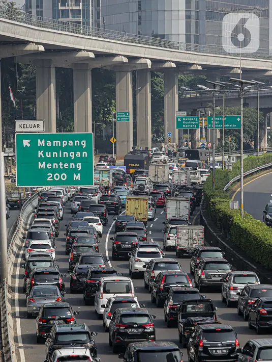 Sejumlah kendaraan roda empat terjebak macet di ruas Tol Dalam Kota, Jakarta, Senin (5/7/2021). Macet tersebut disebabkan karena adanya penutupan sejumlah pintu keluar tol dalam kota dalam masa PPKM Darurat. (Liputan6.com/Faizal Fanani)