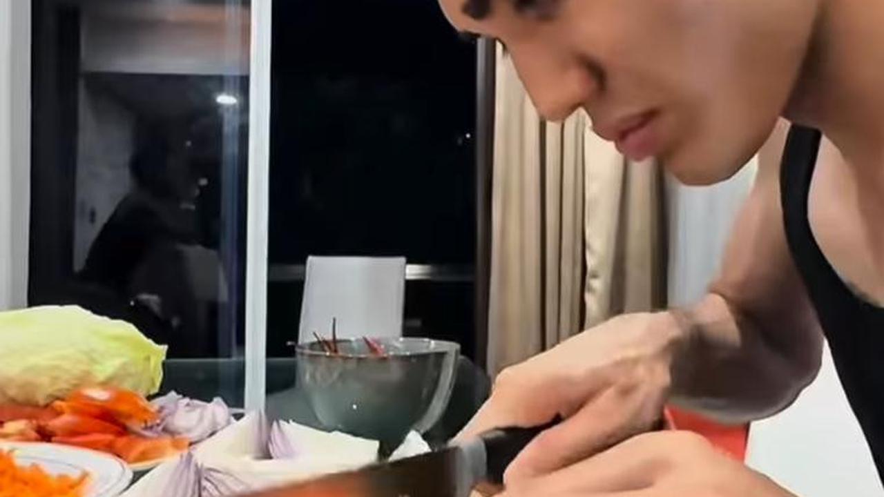 Aisar Khaled Masak Sahur untuk Berbagi, Mendapat Pujian Hangat dari Netizen