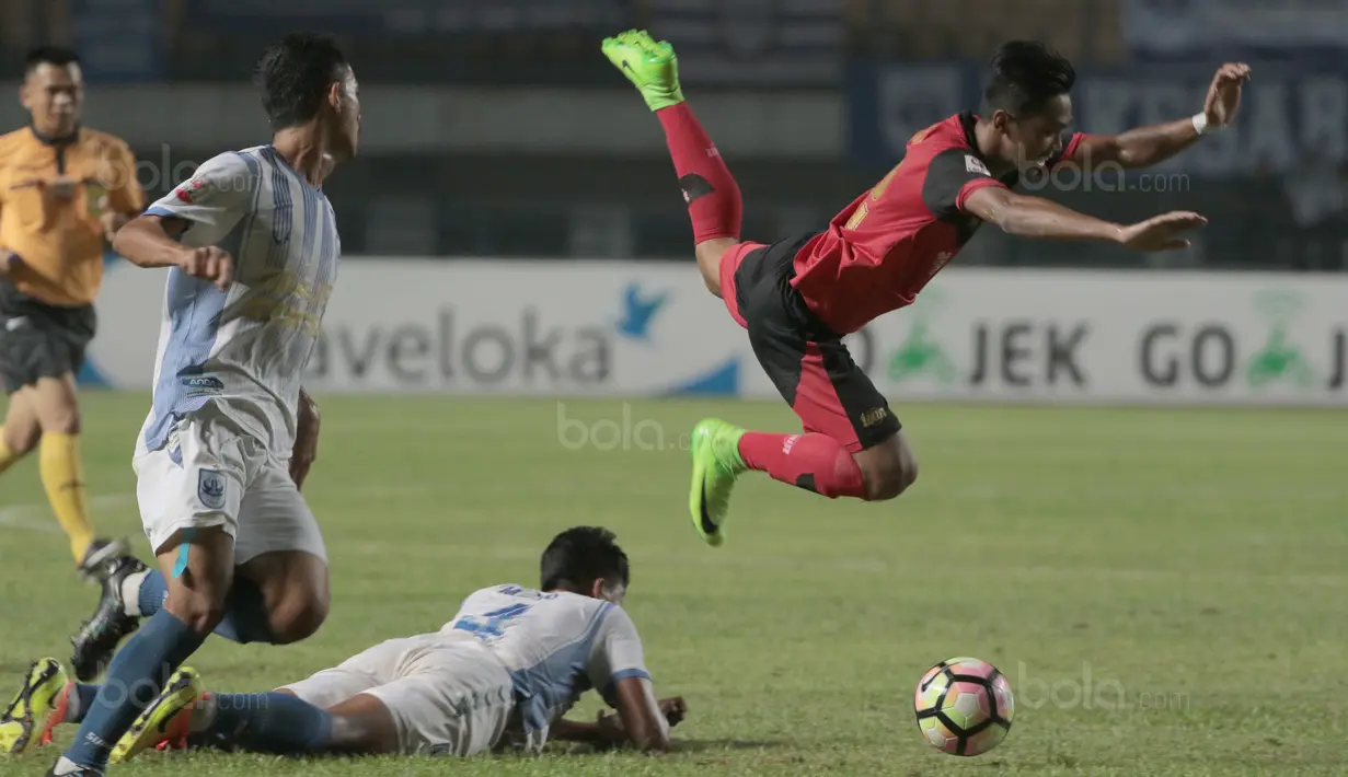 Pemain PS Mojokerto, Muhammad Isa melompat saat diadang pemain PSIS Semarang, Rio Saputro pada laga 8 besar  grup Y Liga 2 Indonesia di Stadion GBLA, Bandung, Sabtu (18/11/2017). PSIS Semarang menang 3-0. (Bola.com/Nicklas Hanoatubun)