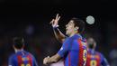 Luis Suarez menambah daftar penyerang Barcelona yang menjadi starting XI pada pekan ke-19 La Liga Spanyol karena penampilan gemilangnya saat melawan Eibar. (AP/Manu Fernandez)
