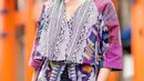 Erina menghadirkan padu padan menarik mengenakan tenun dari Lombok. Innerwear hitam, dilapisinya dengan atasan tenun bernuansa keunguan. [Instagram/erinagudono]
