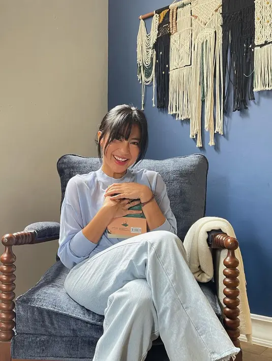 Tak heran jika banyak yang salah mengira Tyna seperti ABG, karena kejeliannya memadu padan makeup, outfit, gaya rambut dan aura positif yang ia sebarkan di medsos.(Instagram @tynakannamirdad)