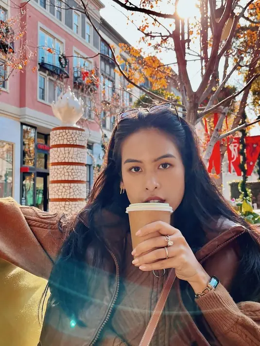 Populer di dunia hiburan, Maudy dikenal sebagai ikon selebriti yang sangat mementingkan pendidikan. Tidak sedikit para anak muda pun terinspirasi darinya untuk melanjutkan kuliah sampai ke luar negeri. (Liputan6.com/IG/@maudyayunda)