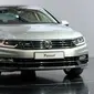 VW Passat terbaru yang diluncurkan di Potsdam, (3/7/2014), merupakan generasi kedelapan mobil keluarga yang diproduksi oleh pabrikan asal Jerman, Volkswagen, sejak 1973. (AFP PHOTO/DPA/Ralf Hirschberger)