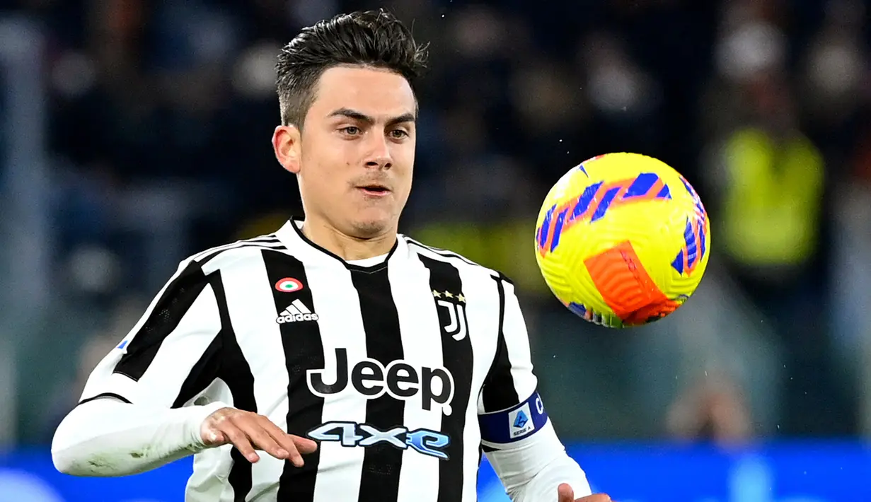 Paulo Dybala. Striker Argentina berusia 28 tahun yang kini memasuki musim ke-7 bersama Juventus ini nilai pasarnya menurun 10 juta euro dari 50 juta euro menjadi 40 juta euro. Musim ini ia telah tampil 28 laga di semua ajang dengan torehan 12 gol dan 6 assist. (AFP/Alberto Pizzoli)