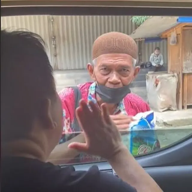 Aksi Pria Beli 2 Kotak Tisu Bayar Rp300 Ribu pada Pedagang Keliling