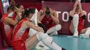 Para pemain Turki menutupi wajahnya setelah timnya kalah dari Korea Selatan dalam pertandingan perempat final bola voli putri di Olimpiade Musim Panas 2020 di Tokyo, Jepang, Rabu (4/8/2021). Turki kalah 2-3 (25-17, 17-25, 26-28, 25-18, 13-15) atas Korea Selatan. (AP Photo/Frank Augstein)