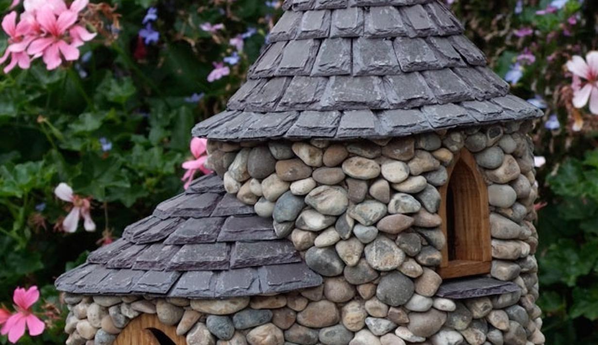 8 Ide Hias Taman  Dengan  Rumah Batu  Mini Bagai Ada Peri Di 