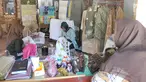 Ibu-ibu Kelurahan Cibuluh membatik dengan pewarna alami buatan sendiri di Kampung Batik Cibuluh, Bogor, Selasa (27/8/2019). 50 ibu-ibu mengikuti permberdayaan ekonomi keluarga dengan membatik yang difaisilitasi Pemkot Bogor, lembaga zakat dan IPB sejak dua tahun terakhir. (merdeka.com/Arie Basuki)