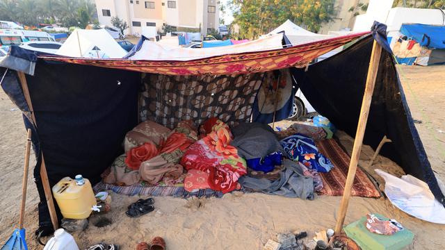 Para pengungsi Palestina mencari perlindungan di halaman Rumah Sakit Al-Nasser Gaza