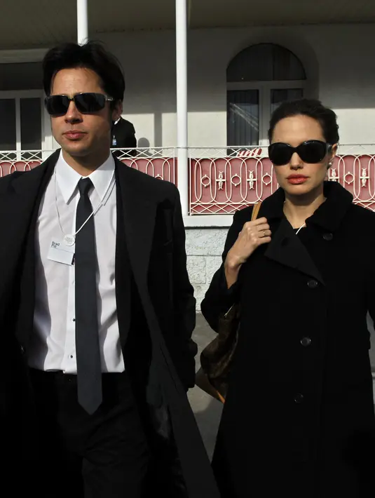 Maddox dan Pax memang anak hasil adopsi pasangan Brangelina ini. Namun Maddox lebih dulu diadopsi sebelum Jolie mengenal Pitt. (AFP/Bintang.com)