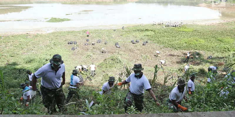 Peringati HUT ke-72, Personil TNI AL Bersihkan Sungai Citarum