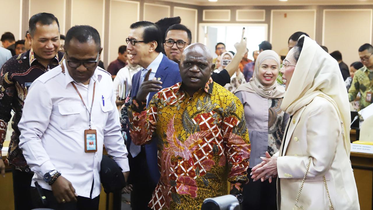 Menteri HAM Natalius Pigai rapat kerja dengan Komisi XIII DPR