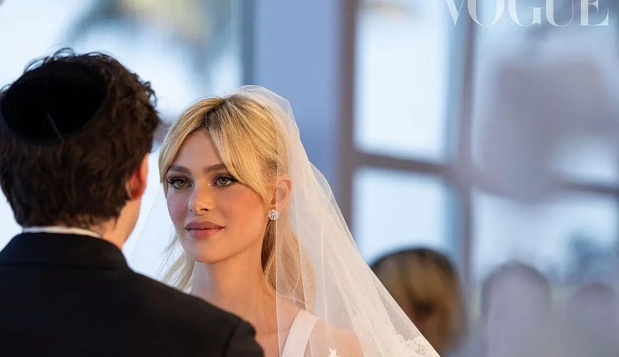 Riasan makeup Nicola yang soft dan elegan, serta tatanan rambut half down style dan anting berlian mewah membuat penampilannya kian sempurna. (Instagram/britishvogue).