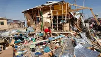 Sejumlah toko hancur akibat bom mobil yang meledak di sebuah pasar di Mogadishu (AP)