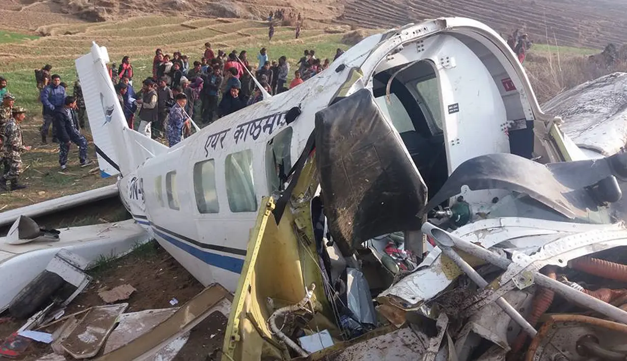 Kondisi pesawat kecil milik Kasthamandap Airlines yang jatuh di wilayah pegunungan bagian barat Nepal, Jumat (26/2). Dua orang tewas dan 9 lainnya terluka saat pesawat tersebut berusaha mendarat di dekat desa Tilkha. (REUTERS/Kamal Bahadur Shahi)