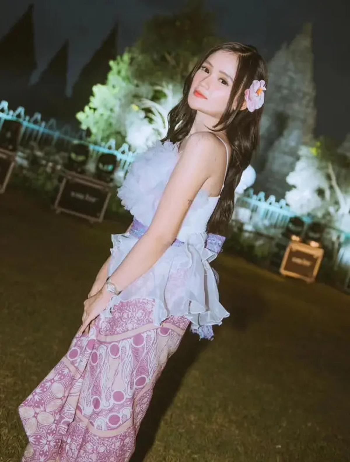 9 Gaya Fanny Soegi dengan Rok Batik, Anggun dan Kekinian