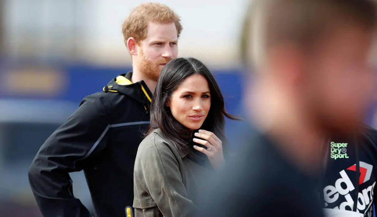 <p>Pangeran Harry dan tunanganya Meghan Markle melihat latihan tim Inggris untuk Invictus Games Sydney 2018 di University of Bath, (6/4). The Invictus Games 2018 akan digelar di Sydney pada 20-27 Oktober. (AP Photo/Frank Augstein)</p>