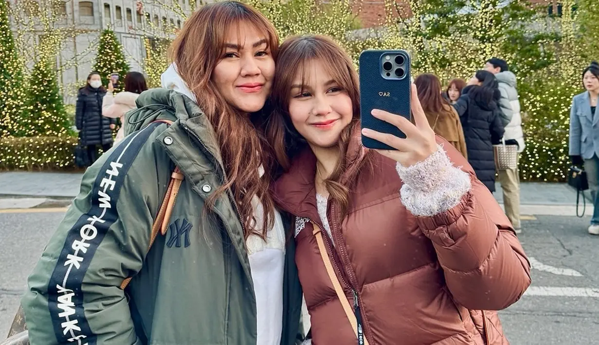 Sissy, yang terkenal lewat perannya sebagai Mili di film Ada Apa Dengan Cinta?, tetap terlihat awet muda dengan penampilan yang lebih ramping. Kecantikannya tampak semakin serupa dengan Vanesha, yang juga dikenal sebagai aktris berbakat. (Liputan6.com/IG/@sysiio)