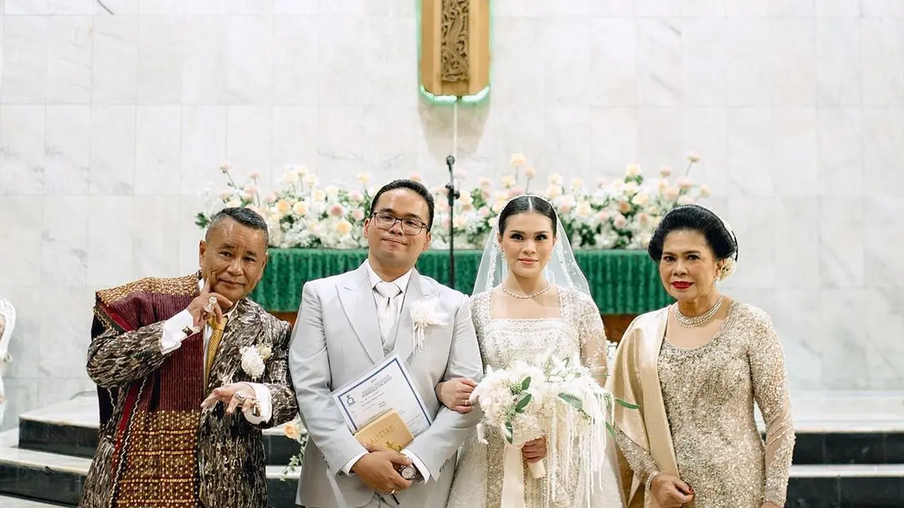 6 Potret Hotman Paris di Acara Pernikahan Fritz Hutapea-Chen Giovani, Glamor Pakai Outfit Emas Mencolok