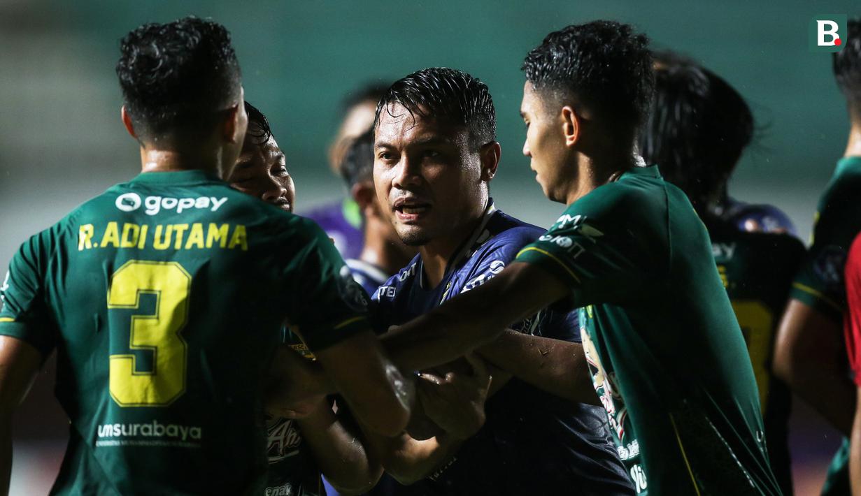 Hal ini mendapat reaksi keras dari pemain kedua tim yang kemudian melahirkan adu mulut. (Bola.com/Bagaskara Lazuardi)