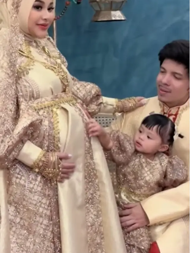 Di balik layar pemotretan keluarga Atta Halilintar dan Aurel Hermansyah. (Foto: Instagram/aurelie.hermansyah)