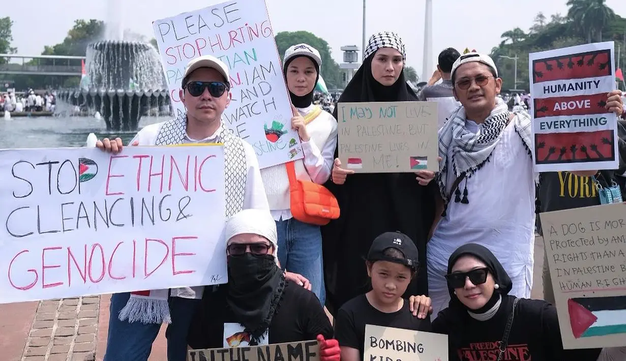 Zaskia Adya Mecca juga terlihat bersama suami dan juga anak-anaknya. Terlihat ia bersama Hanung Bramantyo, Haikal Kamil dan Tantri Namirah membawa tulisan demi kemerdekaan Palestina. [Instagram/zaskiadyamecca]
