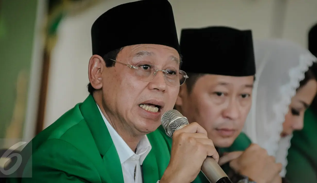 Ketum PPP versi Muktamar Jakarta, Djan Faridz menggelar jumpa pers di DPP PPP, Jakarta, Jumat (7/10). PPP kubu Djan Faridz menyatakan mendukung kepada Basuki Tjahaja Purnama (Ahok)-Djarot Saiful Hidayat di Pilkada DKI 2017. (Liputan6.com/Faizal Fanani)