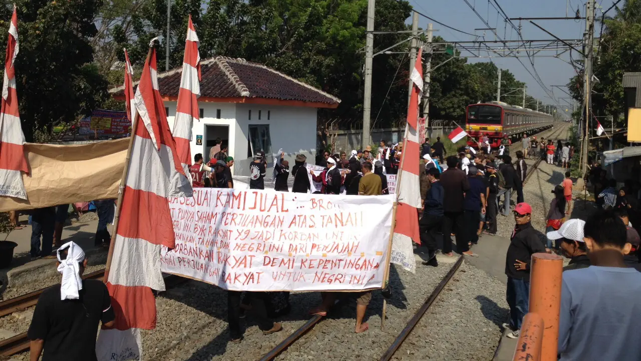 Warga memblokir lintasan kereta api di Tangerang