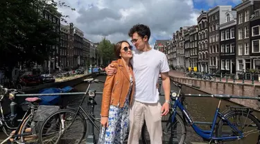 Sudah sejak awal bulan Juli kemarin, Cinta Laura terlihat mengunggah potret serunya liburan di Belanda. Dalam unggahan Instagramnya, Cinta terlihat mengabadikan momen mesra bersama kekasih di sebuah jembatan yang kerap menjadi spot foto para turis ketika di Belanda. (Liputan6.com/IG/@claurakiehl)