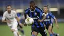Bek Inter Milan, Ashley Young, mengejar bola saat melawan Fiorentina pada laga Serie A di Stadion di Giuseppe Meazza, Rabu (22/7/2020). Kedua tim bermain imbang 0-0. (AP Photo/Luca Bruno)