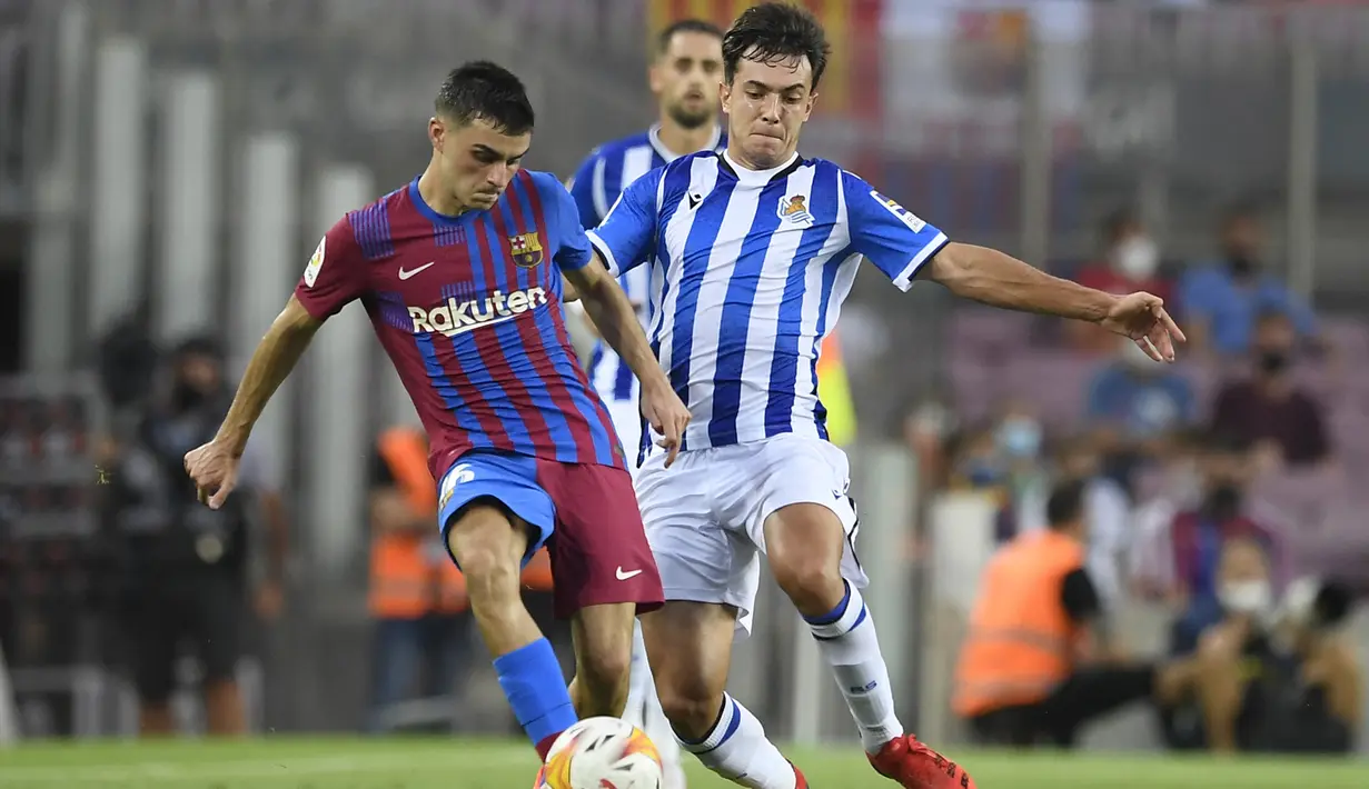 Pedri. Gelandang tengah berusia 18 tahun ini adalah sosok penting di sektor tengah Barcelona dan Timnas Spanyol. Bersama Blaugrana sejak musim lalu ia telah tampil dalam 55 laga di semua ajang dengan torehan 4 gol dan 6 assist. Musim ini ia baru dua kali tampil akibat cedera. (AFP/Josep Lago)
