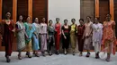 Sepuluh finalis Putri Indonesia 2015 memakai pakaian rancangan Yani Soemali dan perhiasan Manjusha usai digelarnya Simphony Indonesia di Jakarta, Rabu (13/5). (Liputan6.com/Johan Tallo