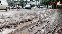 FOTO: Bundaran HI Kini Penuh Lumpur