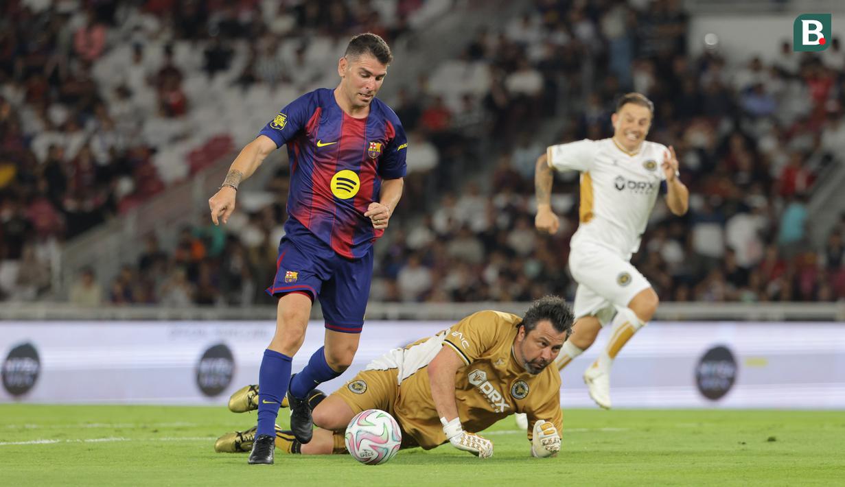 Pemain Barcelona Legends, Javier Soriano mencetak gol ke gawang DRX World Legends dalam laga Clash of Legends di Stadion Utama Gelora Bung Karno (SUGBK), Senayan, Jakarta, Sabtu (18/04/2026). (Bola.com/Bagaskara Lazuardi)