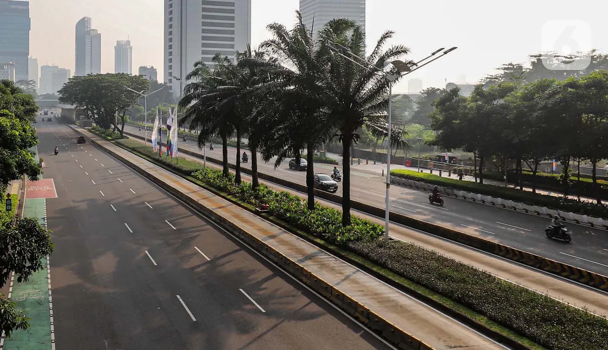 Beberapa ruas jalan protokol di Jakarta terpantau lengang. (Liputan6.com/Angga Yuniar)