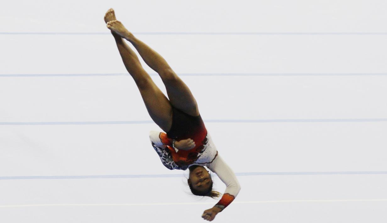 Pesenam Indonesia, Rifda Irfanaluthfi, melakukan gerakan saat nomor all-round individual putri cabang senam pada SEA Games 2019 di Kompleks Rizal Memorial, Manila, Senin (2/12). Dirinya berhasil meraih medali perak. (Bola.com/M Iqbal Ichsan)