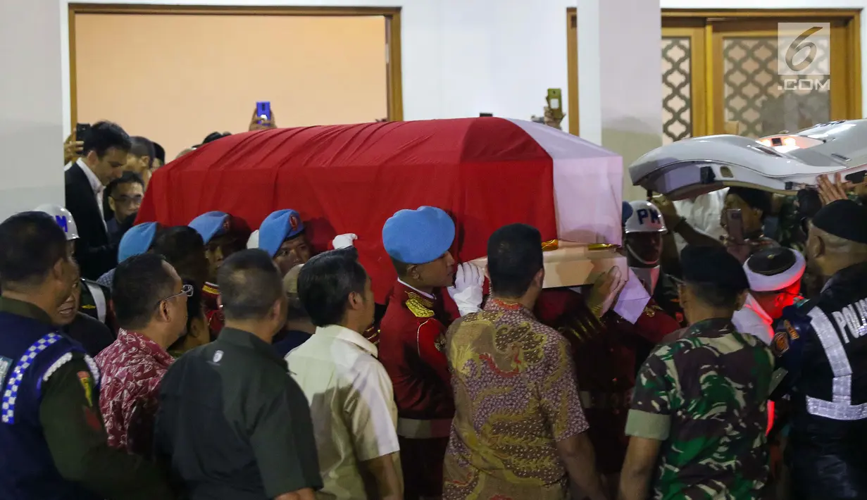 Anggota Paspampres mengangkat peti jenazah Presiden RI ke-3 BJ Habibie di Rumah Duka RSPAD, Jakarta, Rabu (11/9/2019). Peti jenazah BJ Habibie diselimuti bendera Merah Putih dan ditandu hingga masuk ke mobil jenazah menuju rumah duka Patra Kuningan. (Liputan6.com/Helmi Fithriansyah)