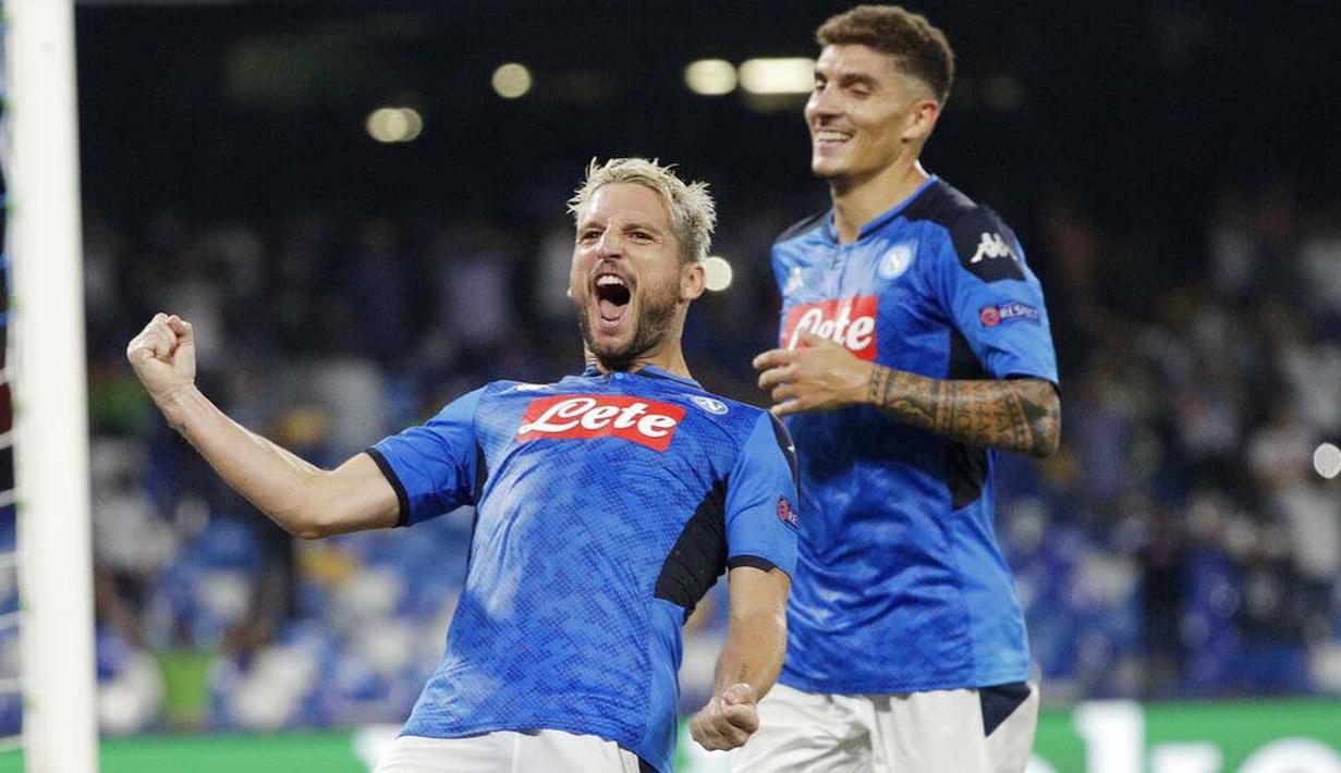 Penyerang Napoli, Dries Mertens, melakukan selebrasi usai membobol gawang Liverpool pada laga Liga Champions di Stadion San Paolo, Selasa (17/9/2019). Napoli menang 2-0 atas Liverpool. (AP/Gregorio Borgia)