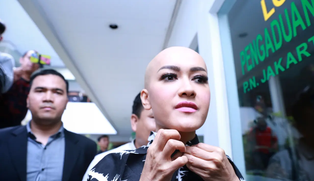 Pemilik nama lahir Yuli Rachmawati itu tidak mau menjelaskan nilai indeks prestasi kumulatif (IPK) selama kuliah delapan semester. (Adrian Putra/Bintang.com)